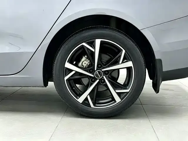 Roewe i5 — Фото автомобиля 19