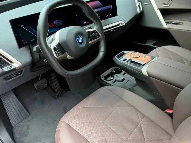 BMW iX — Фото автомобиля 10
