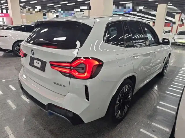 BMW iX3 — Фото автомобиля 6