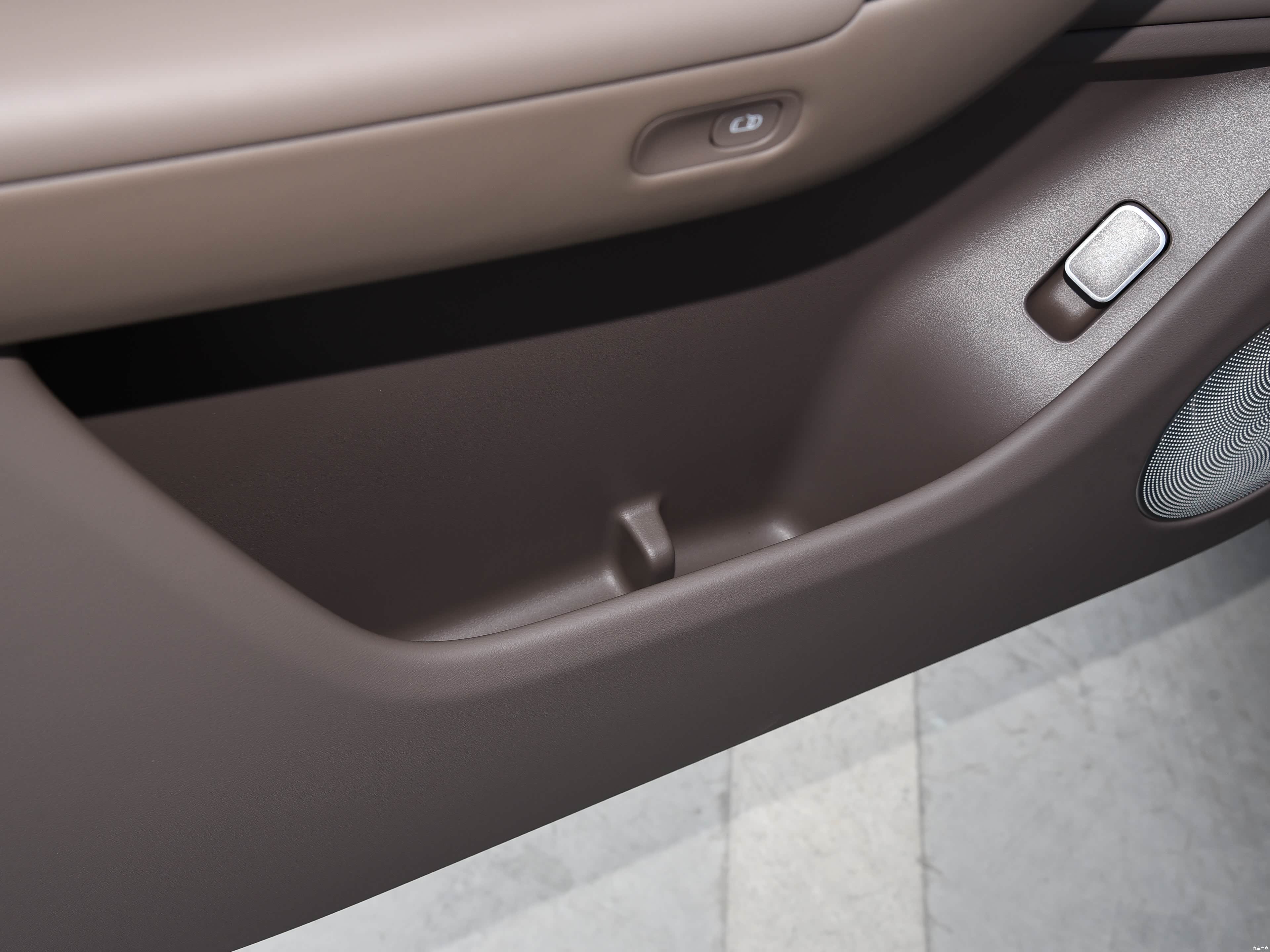 AITO M7 EREV MAX 5 seats 4wd — Фото автомобиля 7
