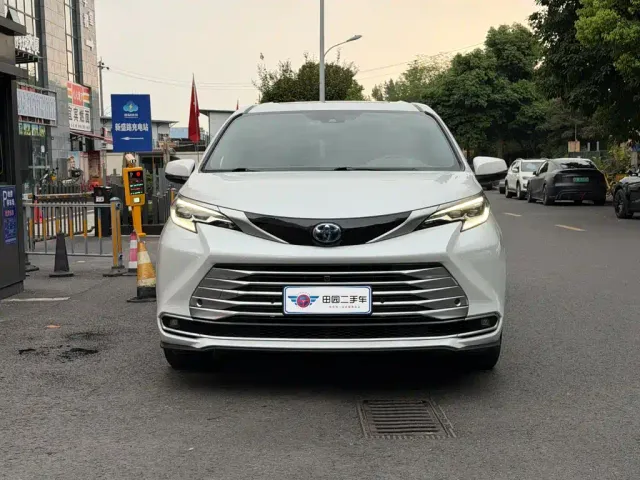 Toyota Sienna — Фото автомобиля 2