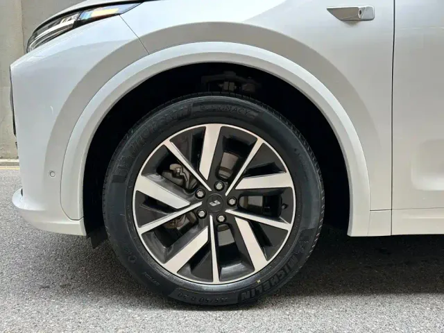 Li Auto L7 — Фото автомобиля 6