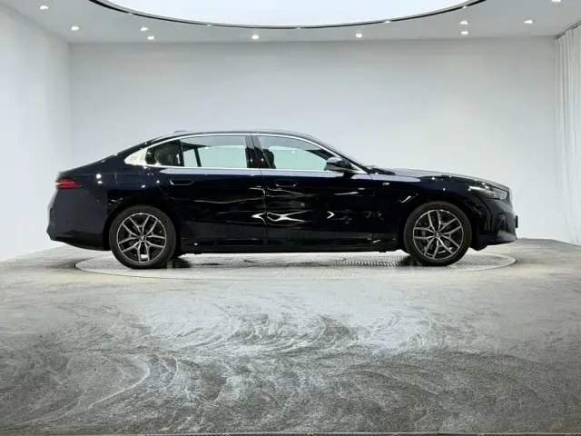 BMW i5 — Фото автомобиля 4