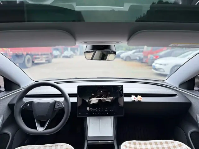 Tesla Model 3 — Фото автомобиля 8