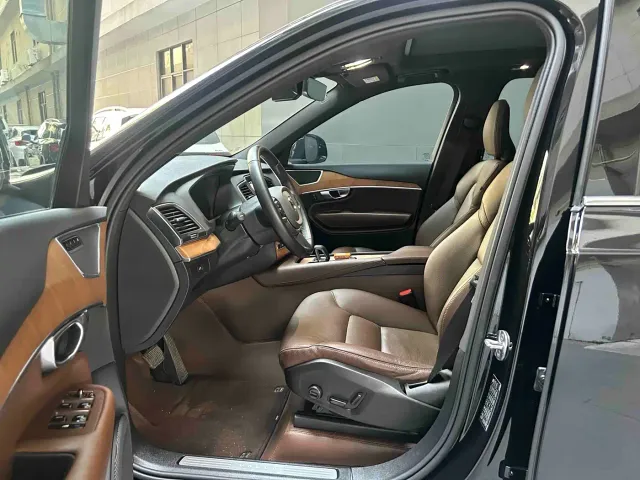 Volvo XC90 — Фото автомобиля 11