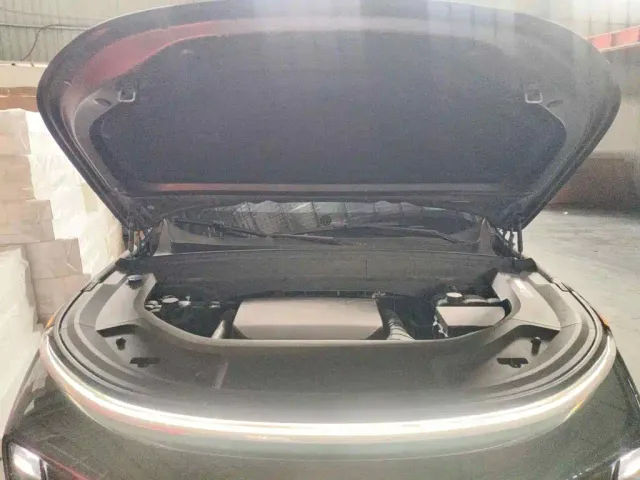 Li Auto L8 — Фото автомобиля 9