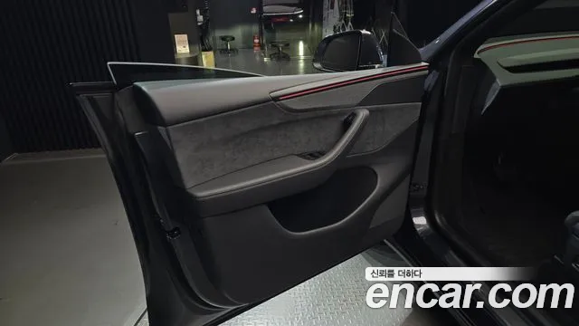 Tesla Model Y — Фото автомобиля 13