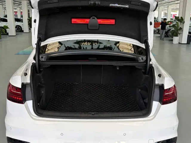 Audi A4L — Фото автомобиля 12