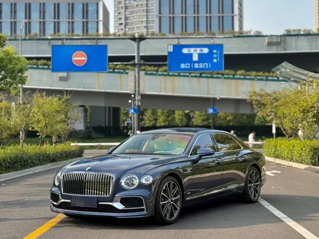 Bentley Flying Spur — Фото автомобиля 3