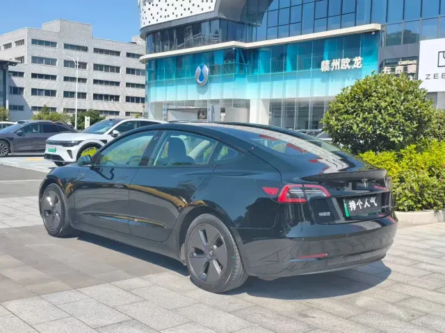 Tesla Model 3 — Фото автомобиля 9