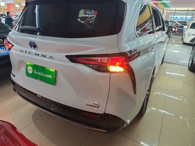 Toyota Sienna — Фото автомобиля 7