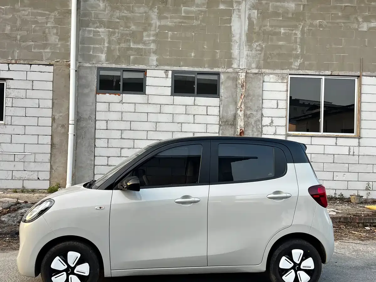 Wuling Motors Hongguang MINIEV 2025 4-Door Premium+ Edition — Фото автомобиля 21