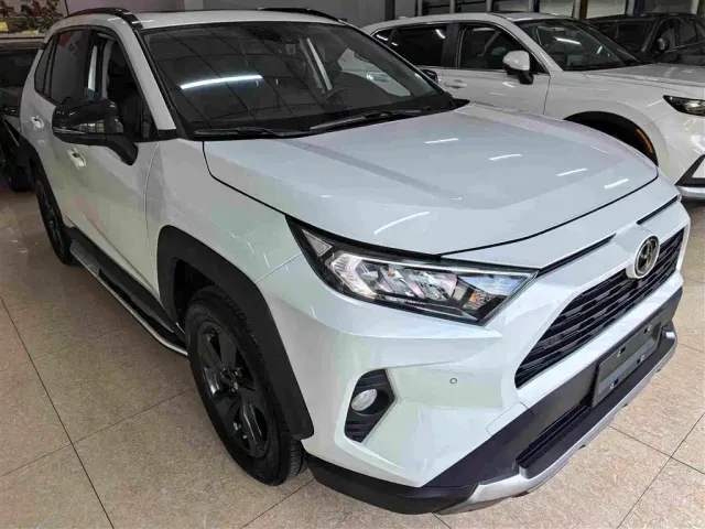 Toyota RAV4 — Фото автомобиля 3