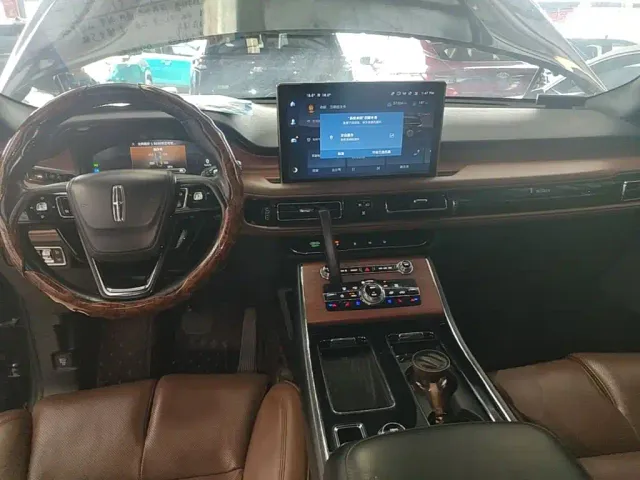Lincoln Aviator — Фото автомобиля 9