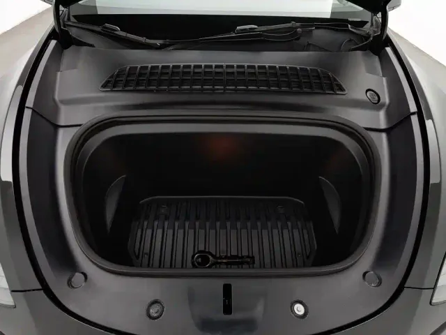 Tesla Model Y — Фото автомобиля 6