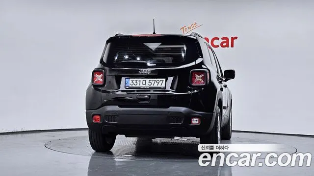 Jeep Renegade — Фото автомобиля 4