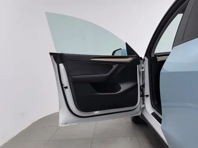 Tesla Model Y — Фото автомобиля 8