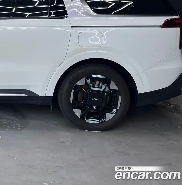 Kia Carnival Generation 4 — Фото автомобиля 5