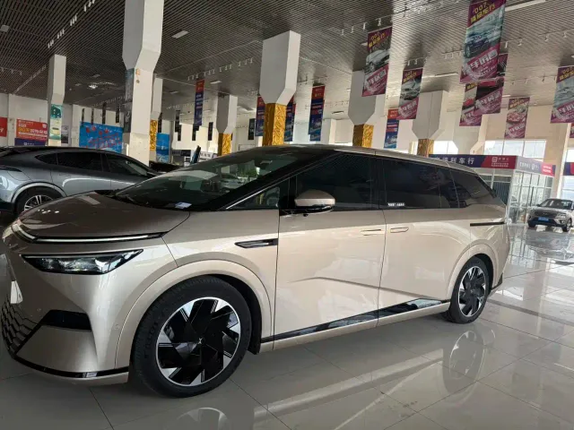 Фотография автомобиля — Xpeng X9
