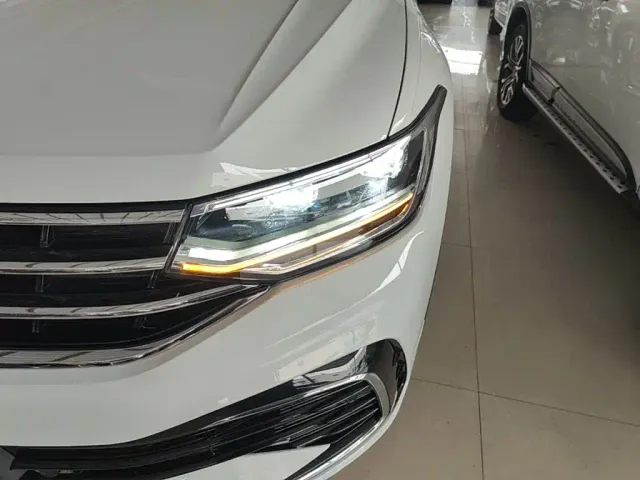 Volkswagen Tiguan L — Фото автомобиля 23