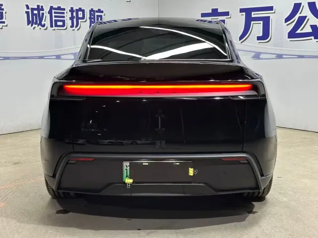 Tesla Model Y — Фото автомобиля 18