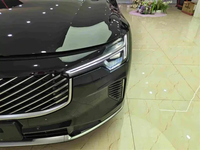 Volvo S90 — Фото автомобиля 9