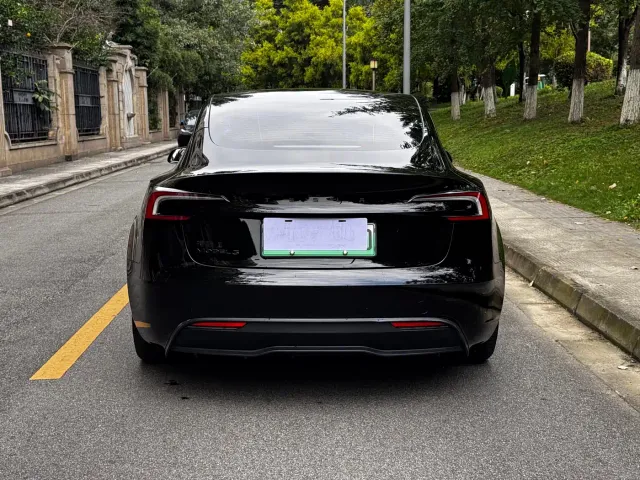 Tesla Model 3 — Фото автомобиля 9
