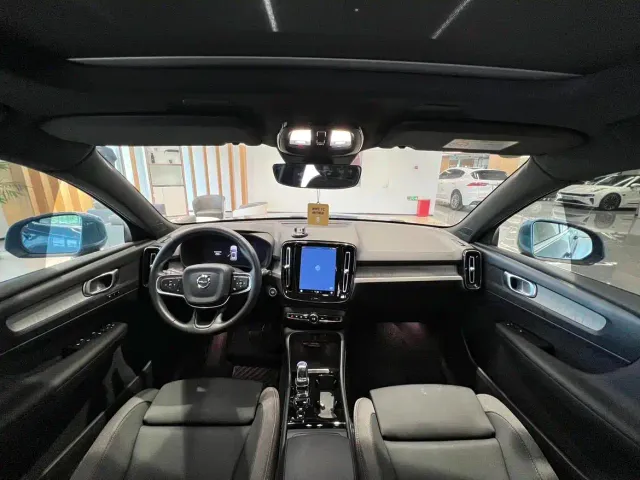 Volvo XC40 — Фото автомобиля 12