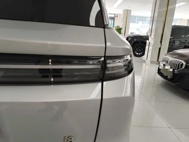 Li Auto i8 — Фото автомобиля 7