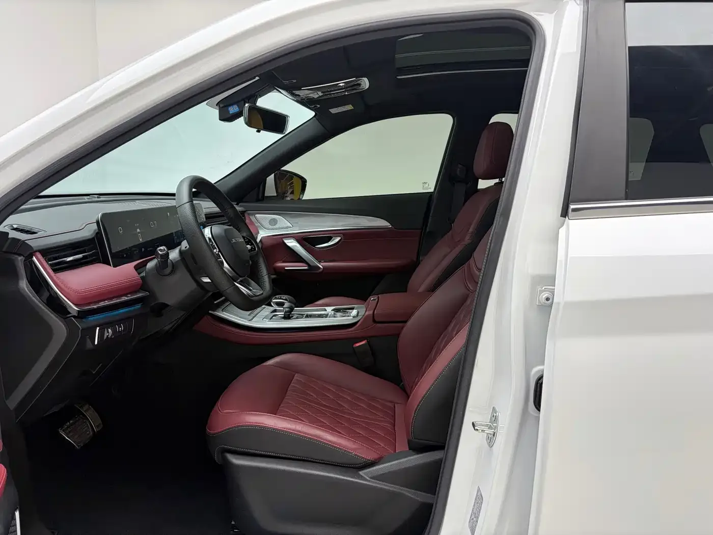 Jetour Jetour X70 PLUS 2023 1.6T DCT Champion PLUS 7-seater — Фото автомобиля 4