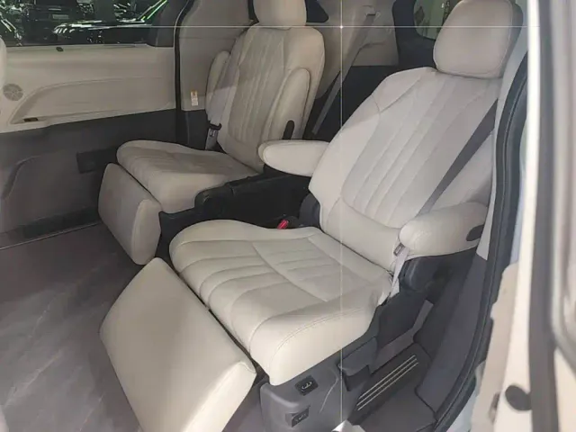 Toyota Sienna — Фото автомобиля 16