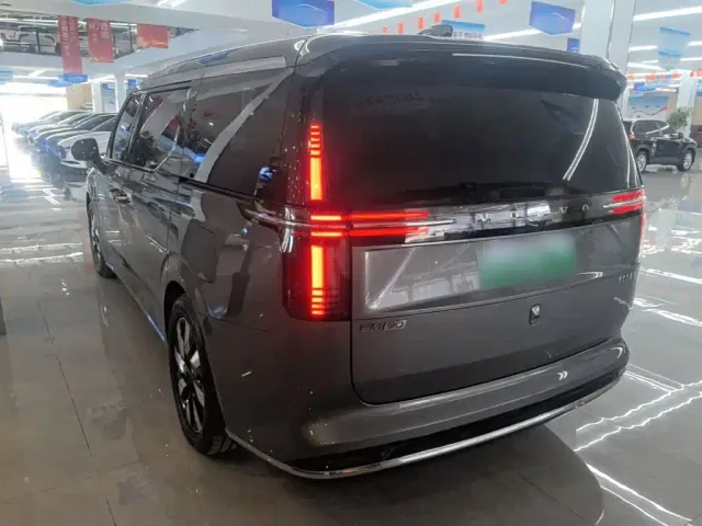 Volvo EM90 — Фото автомобиля 4