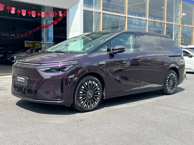 Xpeng X9 — Фото автомобиля 4