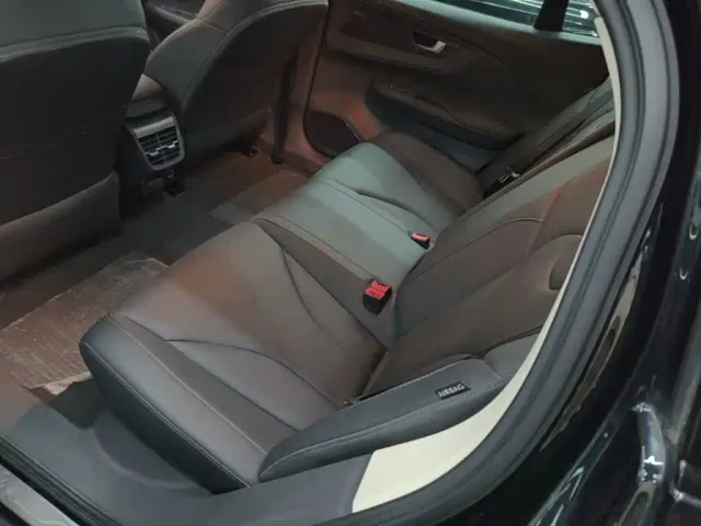 Hongqi E-QM5 — Фото автомобиля 16