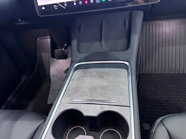 Tesla Model Y — Фото автомобиля 15