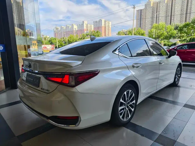 Lexus ES — Фото автомобиля 7