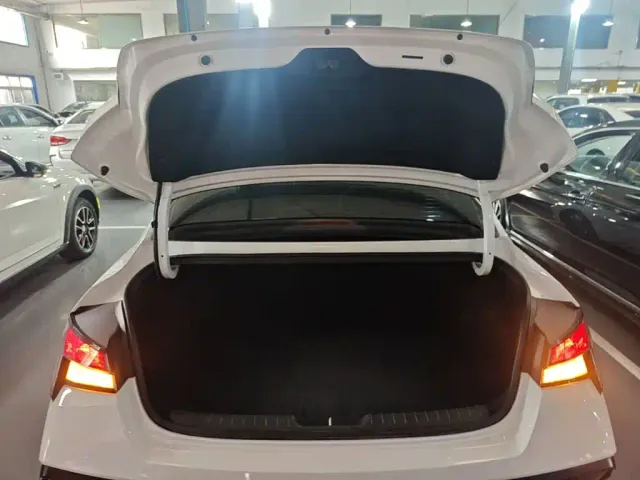 Hyundai Elantra — Фото автомобиля 18