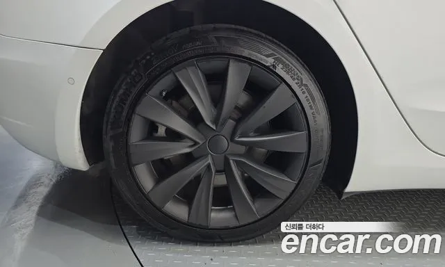 Tesla Model 3 — Фото автомобиля 5