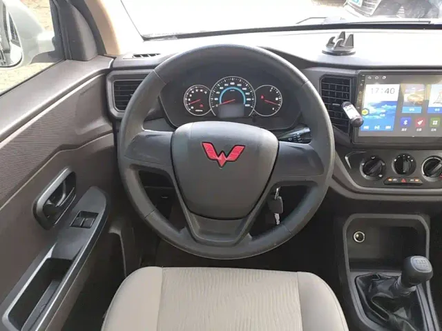 Wuling Hongguang V — Фото автомобиля 10