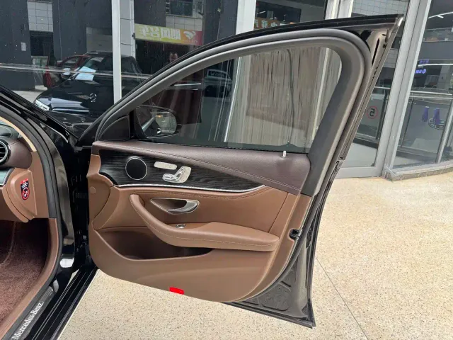 Mercedes-Benz E-Class — Фото автомобиля 30