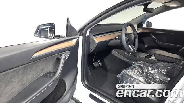 Tesla Model Y — Фото автомобиля 15