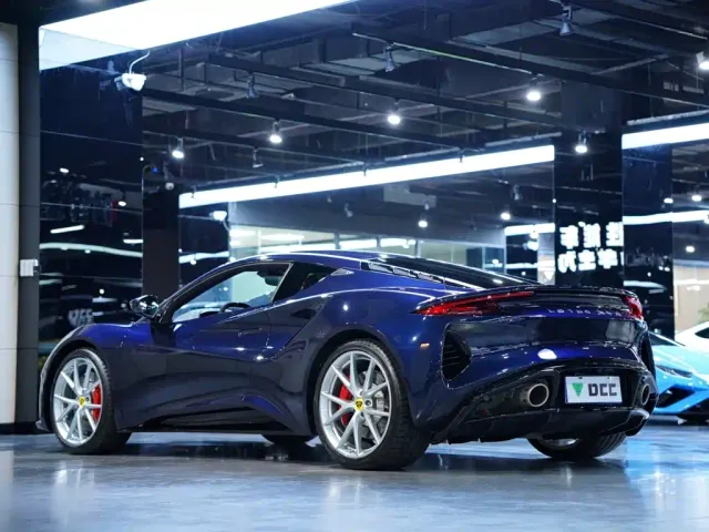 Lotus Emira — Фото автомобиля 5