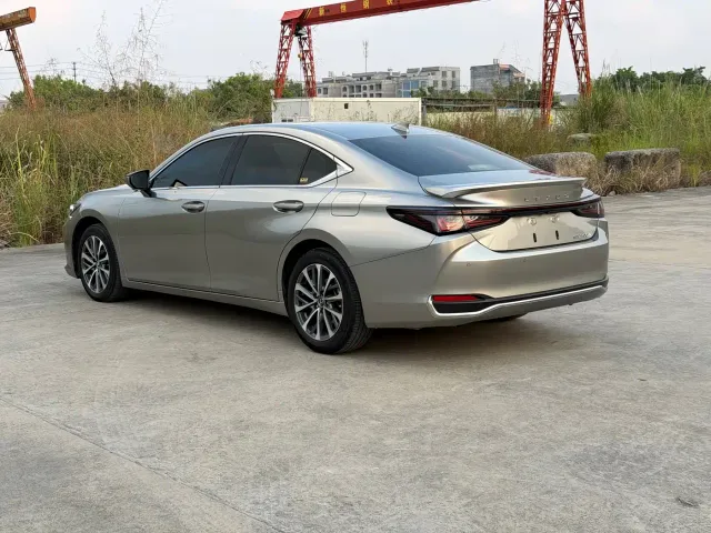 Lexus ES — Фото автомобиля 14