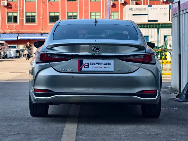 Lexus ES — Фото автомобиля 6