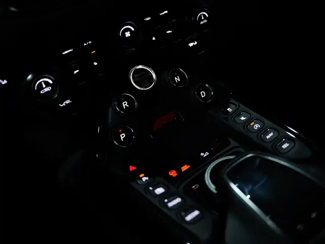 Aston Martin V8 Vantage — Фото автомобиля 12
