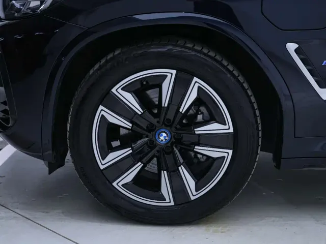 BMW iX3 — Фото автомобиля 10