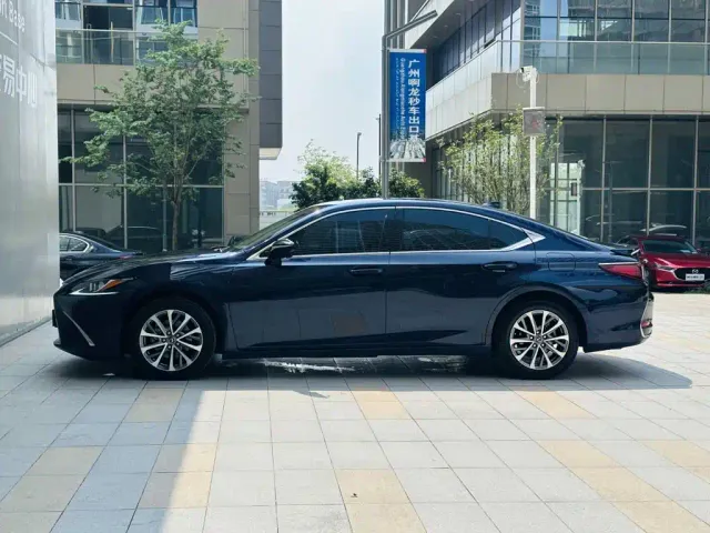 Lexus ES — Фото автомобиля 4