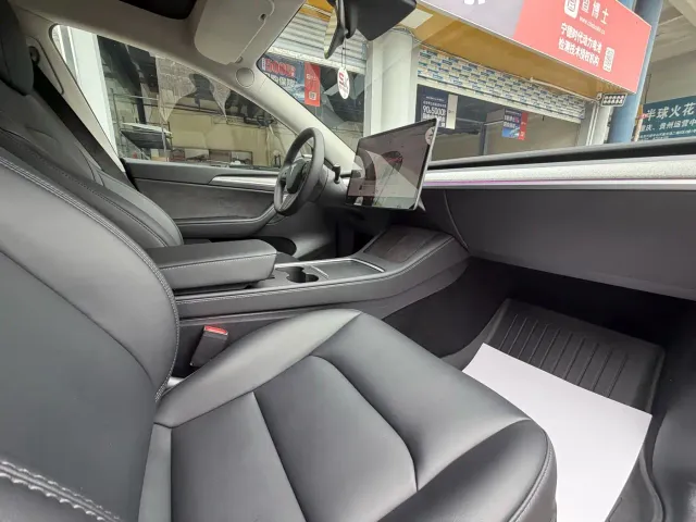Tesla Model Y — Фото автомобиля 9