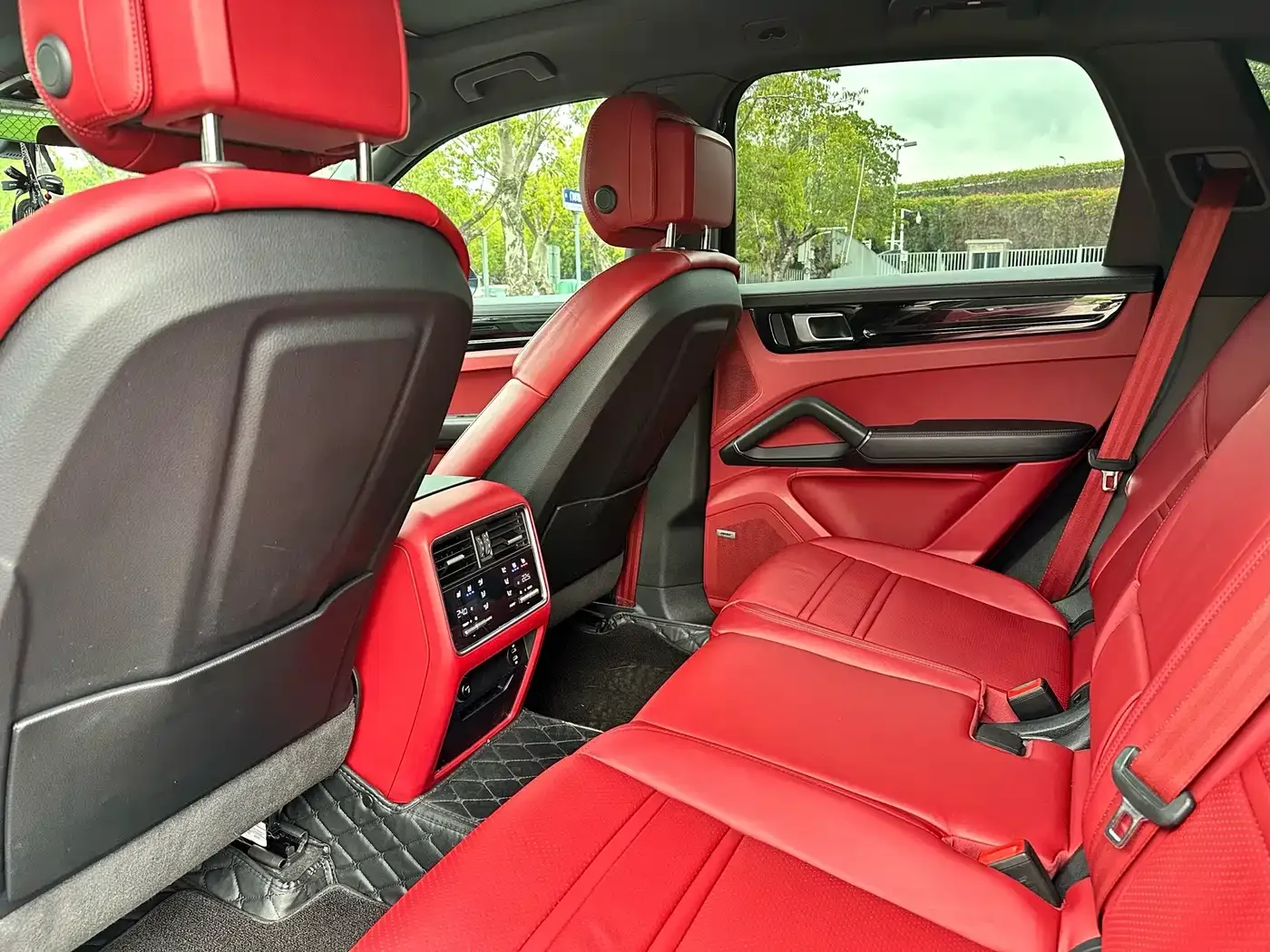 Porsche Cayenne New Energy 2022 Cayenne E-Hybrid 2.0T Platinum Edition — Фото автомобиля 6