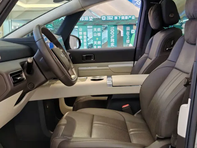 Li Auto MEGA — Фото автомобиля 10